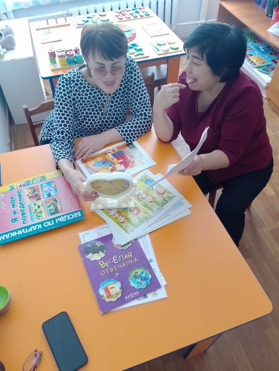Логопед маманның ата анаға- баласының дұрыс сөйлеуіне кеңес беруі!