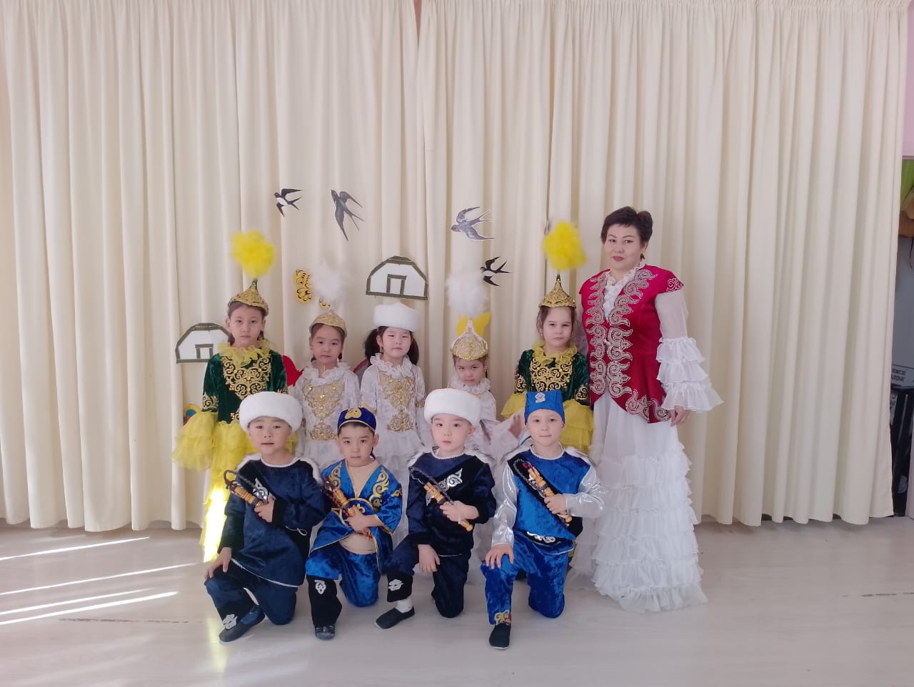 18 - Наурыз  ұлттық киім күні!  Ұлттық киім ұрпақтан - ұрпаққа жалғасып келе жатқан мұра! "Құлпынай" мектепалды даярлық тобының тәрбиешісі мен тәрбиеленушілері!